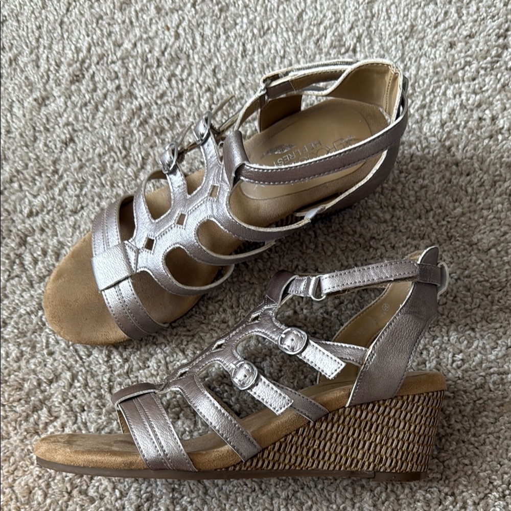 AEROSOLES Heelrest Silver Sparkle metallic wedge sandals 7.5 M